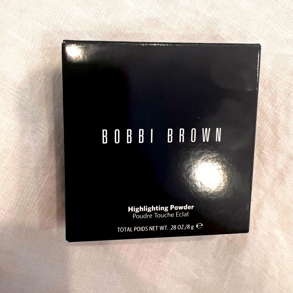 Bobbi Brown highlighting powder “pink glow”